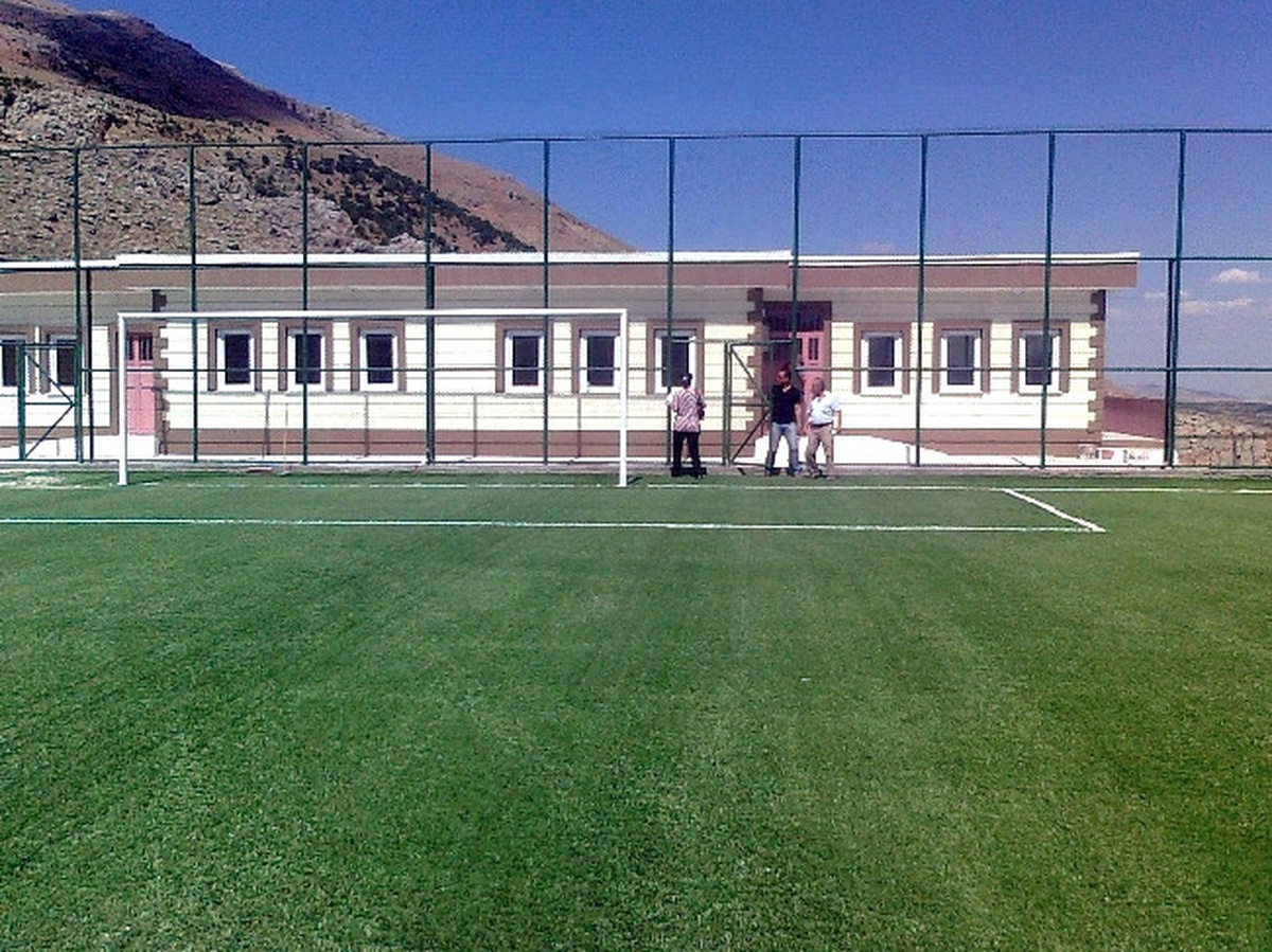 Tut İlçesine Modern Futbol Sahası