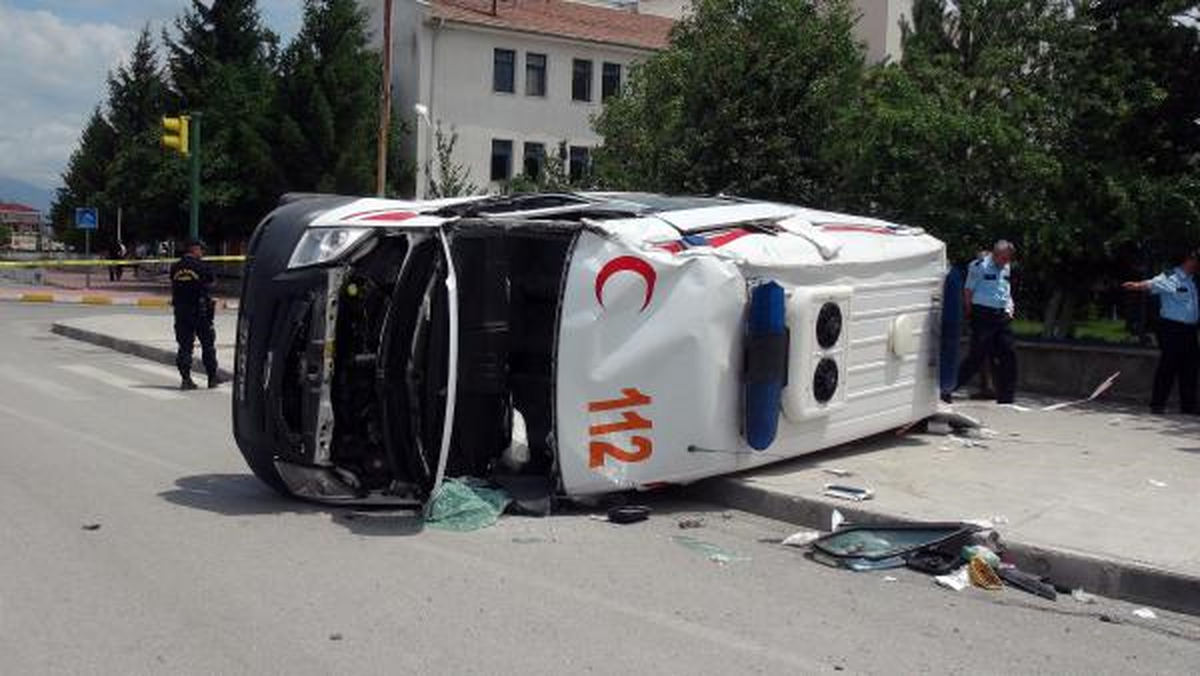 Ambulans Minibüse Çarptı: 3 Yaralı