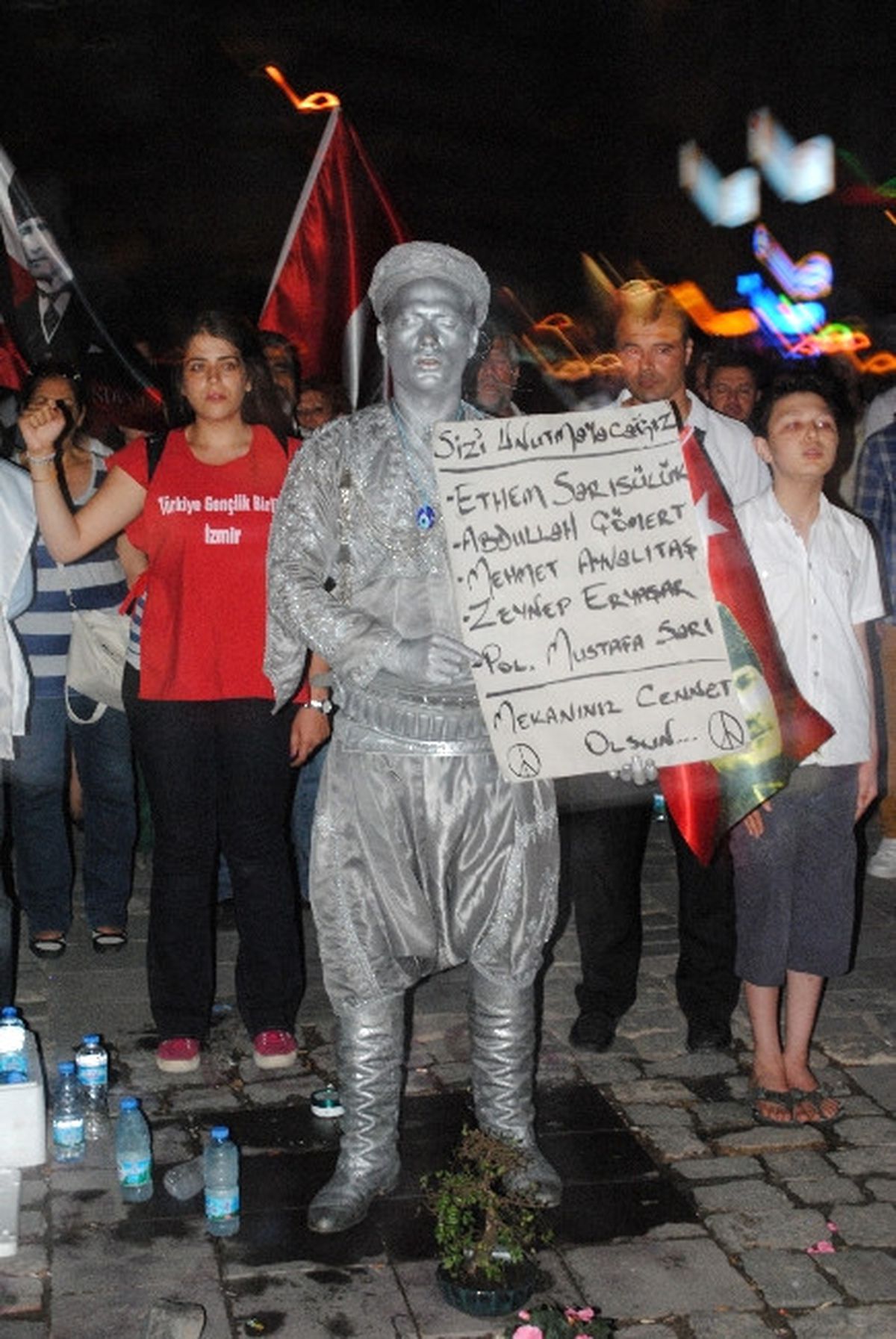24 Saat Sessizce Ayakta Durdu