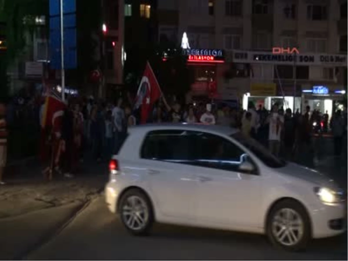 Adana\'da Asker Selamlı \'Duran Adam\' Protestosu