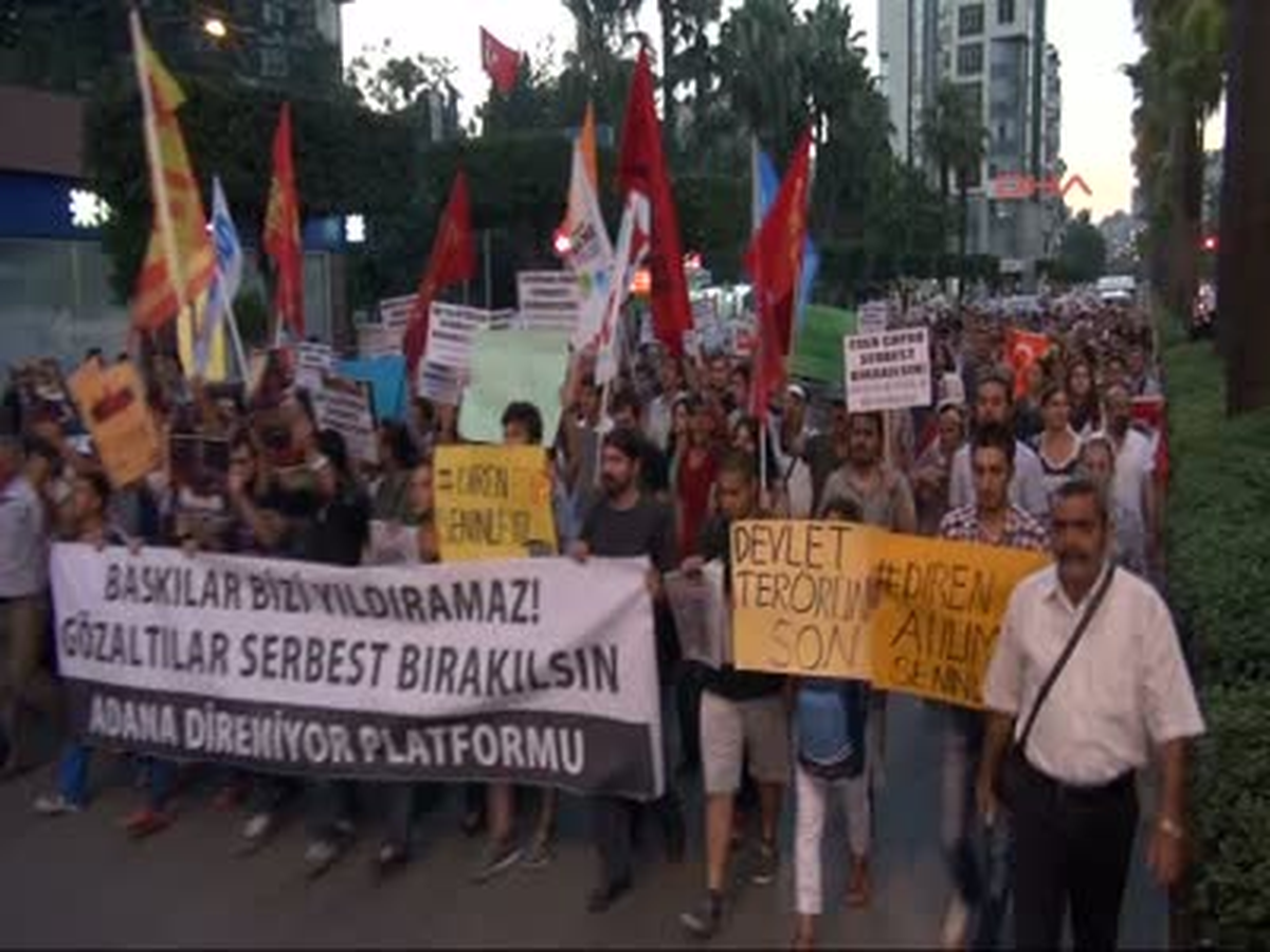 Adana\'da \'Duran Adam\' Protestosu Devam Ediyor