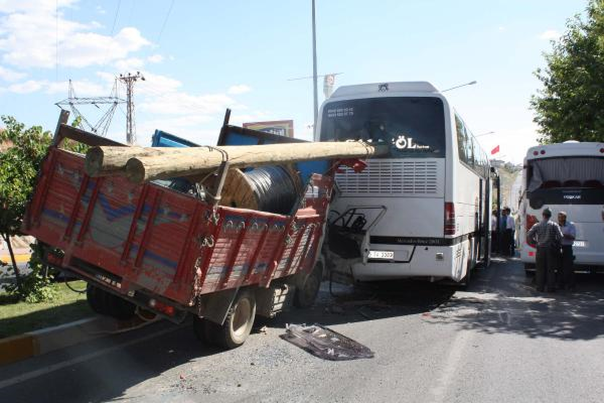 Adıyaman\'da Zincirleme Kaza: 6 Yaralı