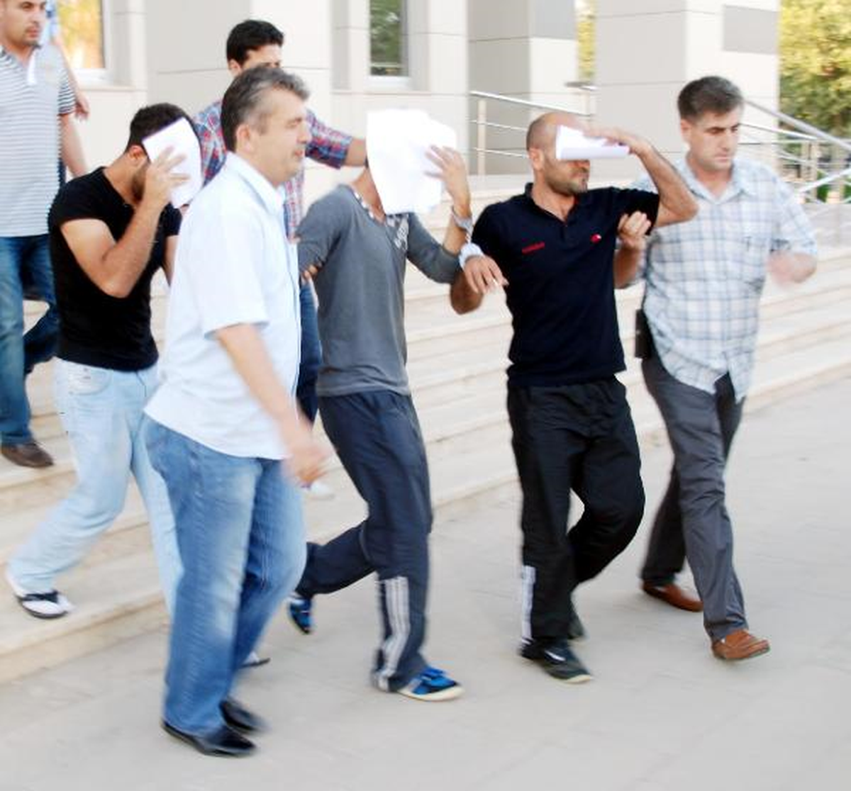Adliyede Polisten Kaçtı, Yolda Yakalandı