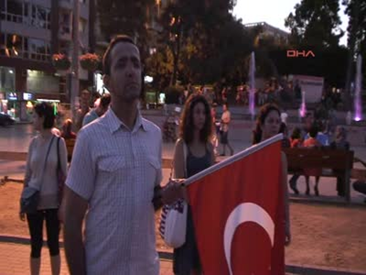 Antalya\'da \'Duran Adam\'lardan Gezi\'ye Destek