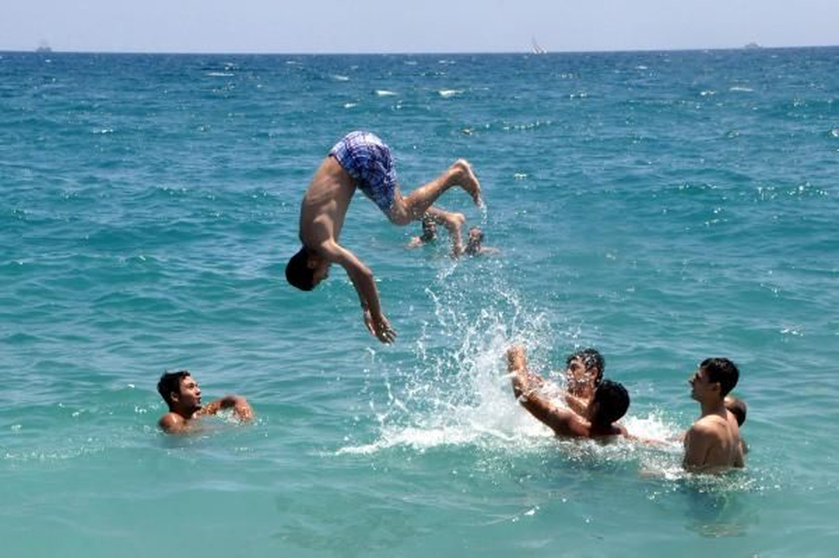 Antalya\'da Sıcak Havadan Bunalanlar Plaja Koştu