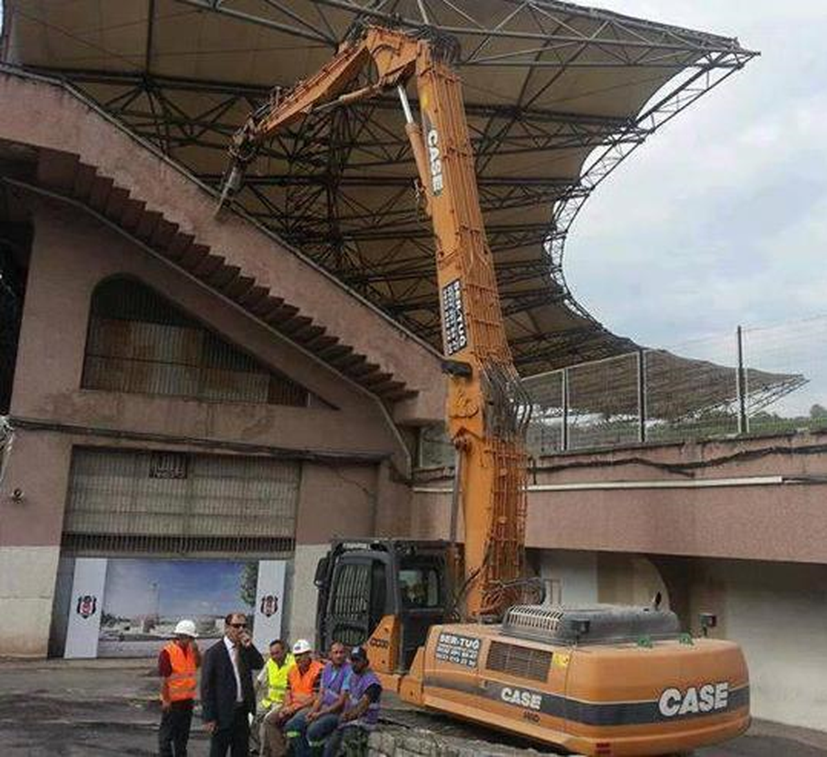 Beşiktaş İnönü Stadı\'nın Yıkımına Devam Ediliyor