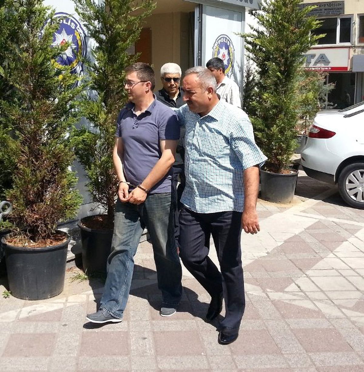 Bıçakla Yaralamaya 3 Yıl 1 Ay Hapis