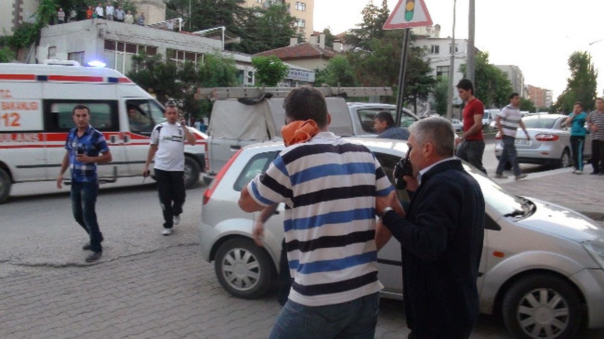 Bıçaklanan Şahsın Hasmını Kovaladığı Anlar Kamerada