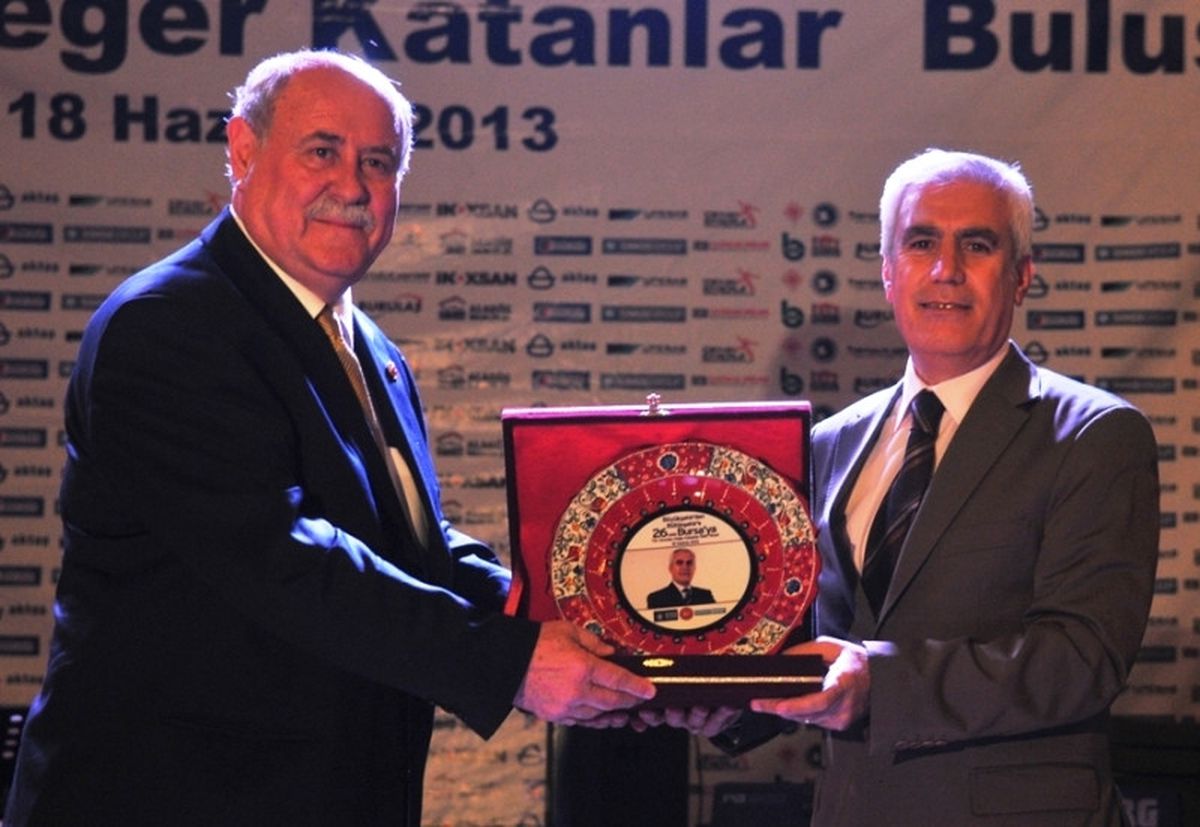 Bursa Muhtarlar Derneği\'nden Bozbey\'e Plaket