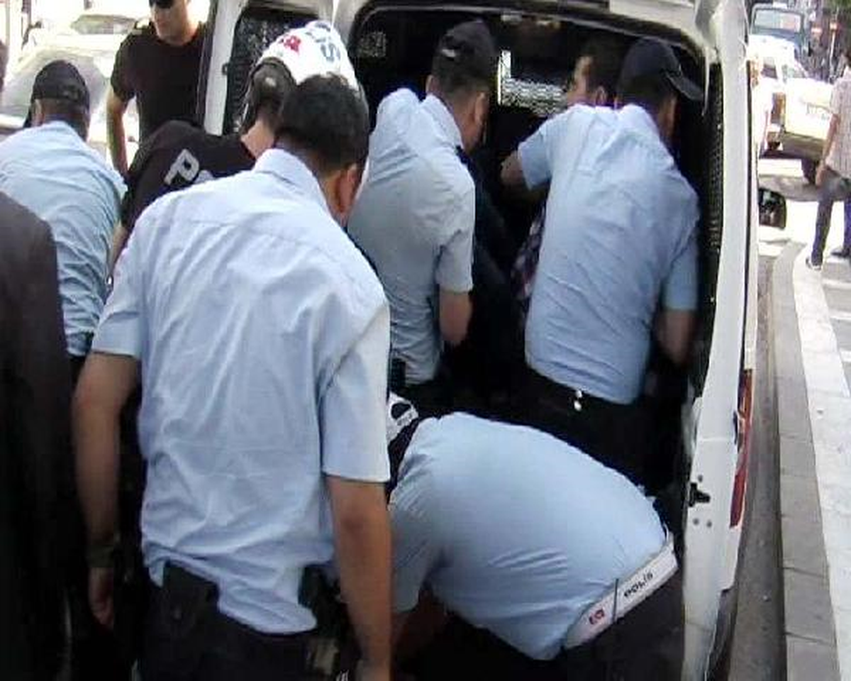 Ceza Yazan Polisle Arbede Karakolda Bitti