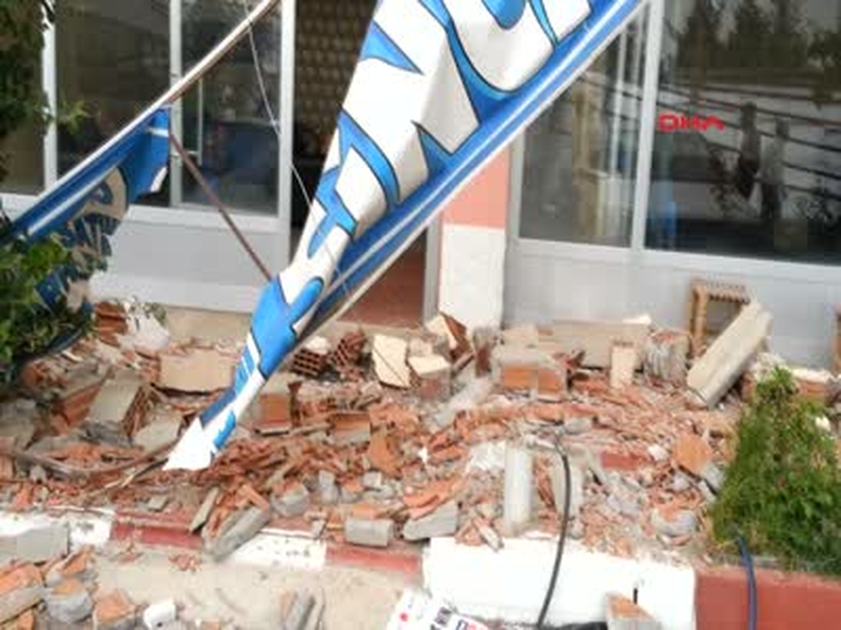 Fırtına Oto Galericiler Sitesinin Çatısını Uçurdu