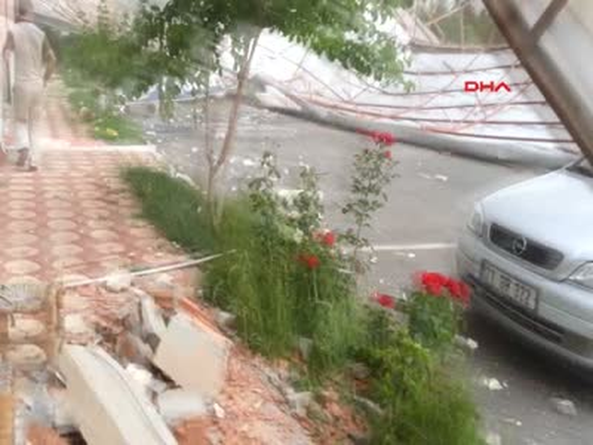 Diyarbakır\' da Şiddetli Fırtına Oto Galericiler Sitesinin Çatısını Uçurdu, 30 Araç Hasar Gördü