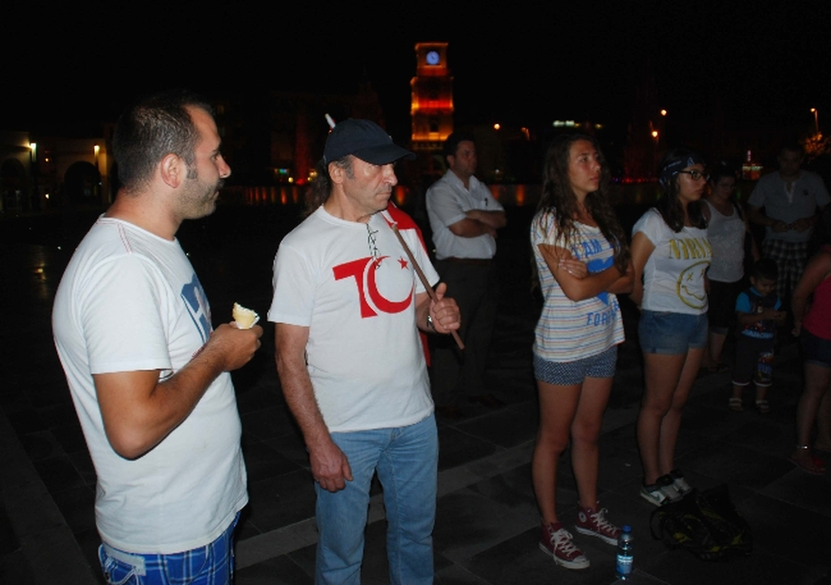 \'Duran Adam\' Eylemine Dondurmalı Tepki