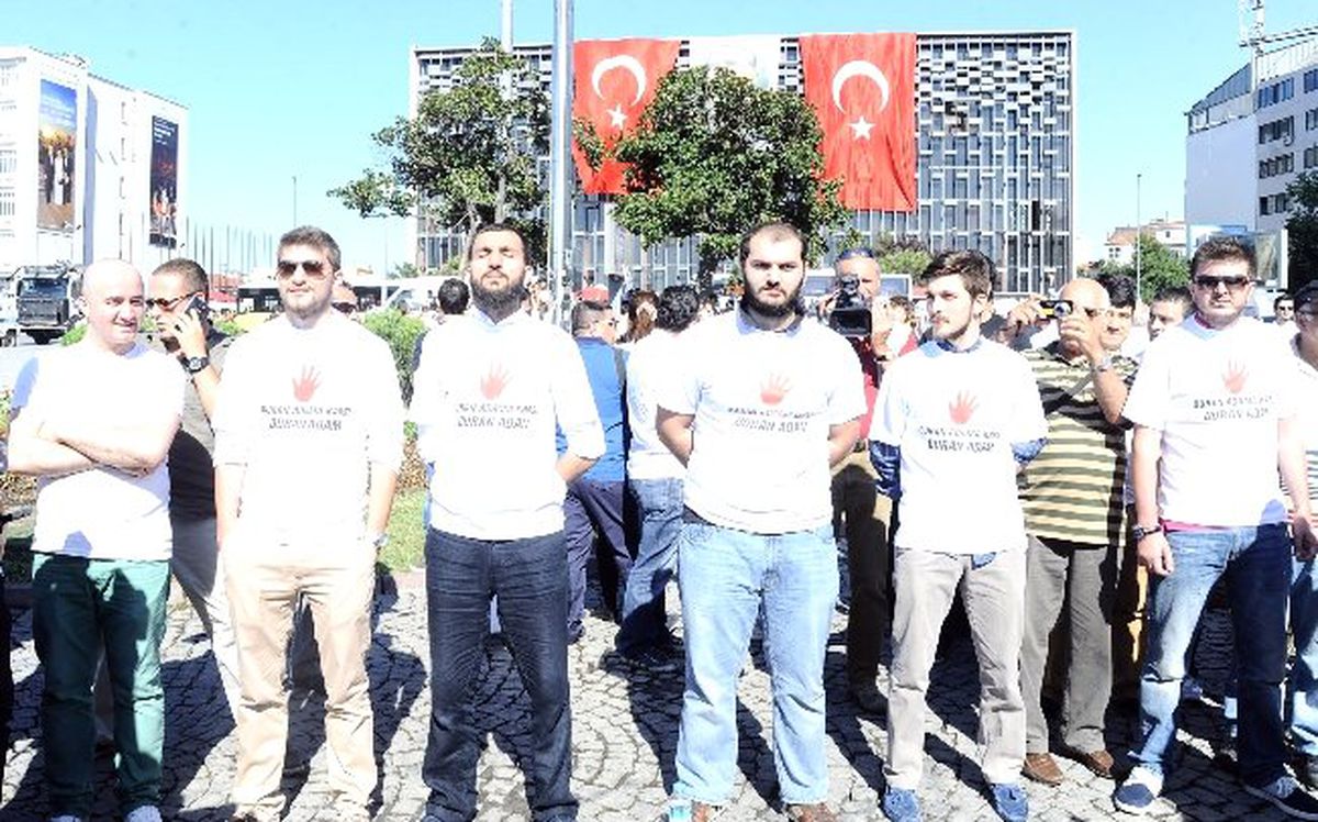 Duran Adamlara Karşı Duran Adamlar Eylemi