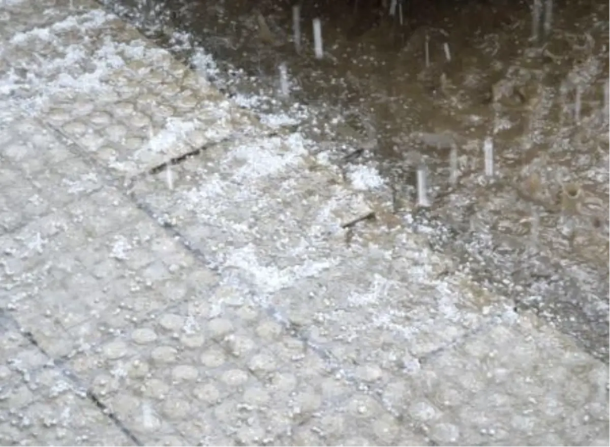 Erciş\'te Dolu ve Sağanak Yağış