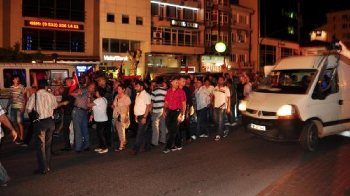 Ereğli\'de Karşıt Görüşlü İki Grup Yürüdü