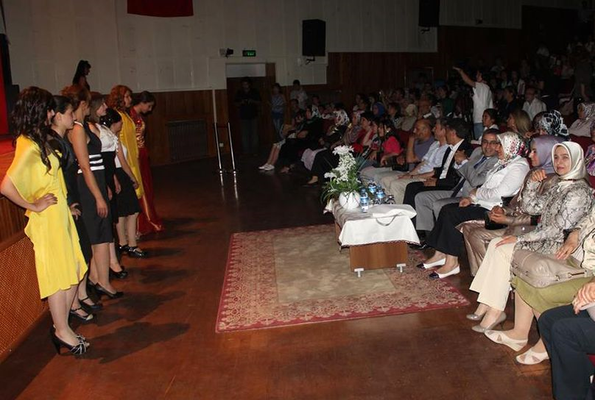Fü Öğrencileri, Tasarladıkları Kıyafetleri Sergiledi