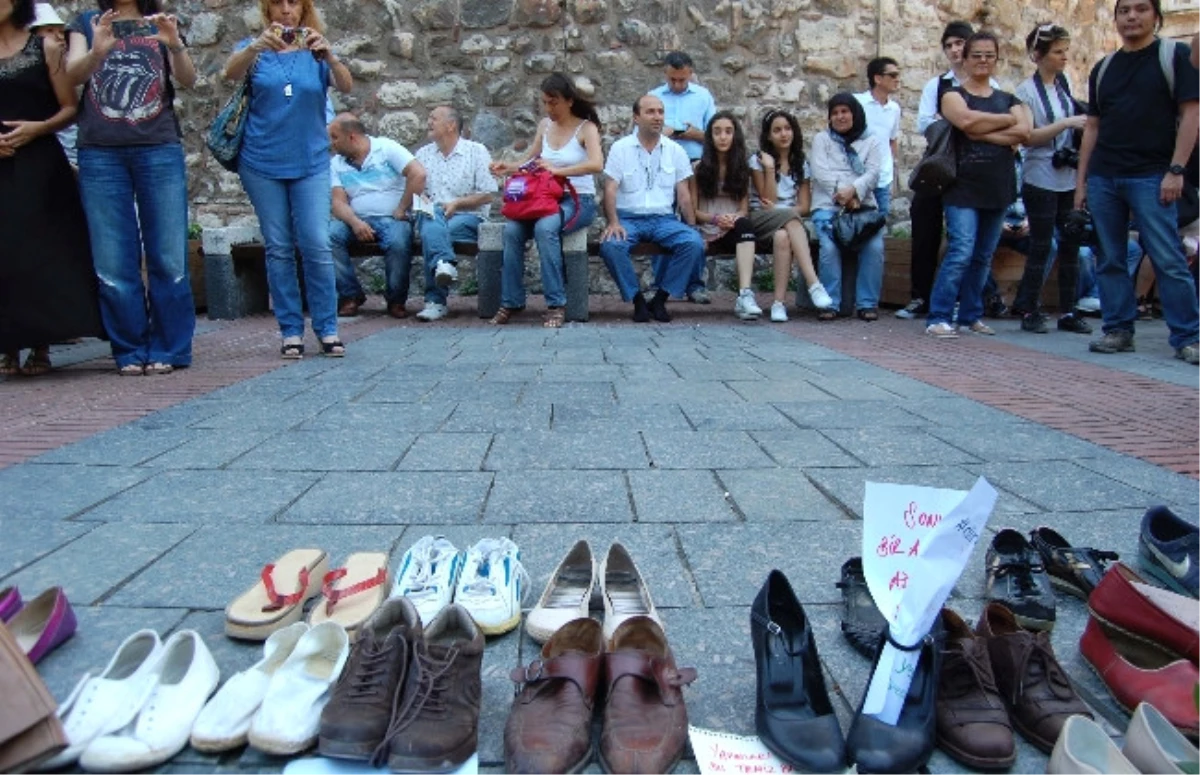 Gezi Olaylarında Ölenler İçin Ayakkabılı Eylem