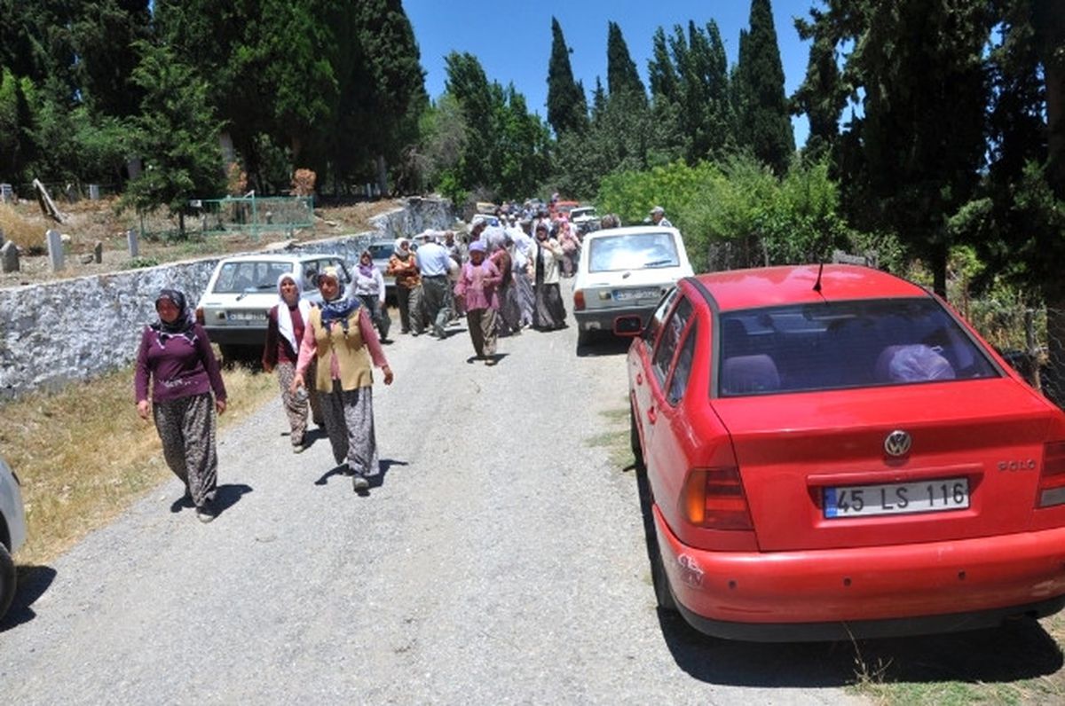 Gördes\'te Geleneksel Dede Hayrına 5 Bin Kişi Katıldı
