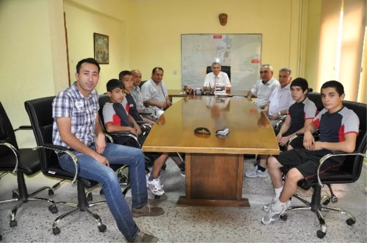 Hadi, Şampiyon Güreşcileri Kabul Etti