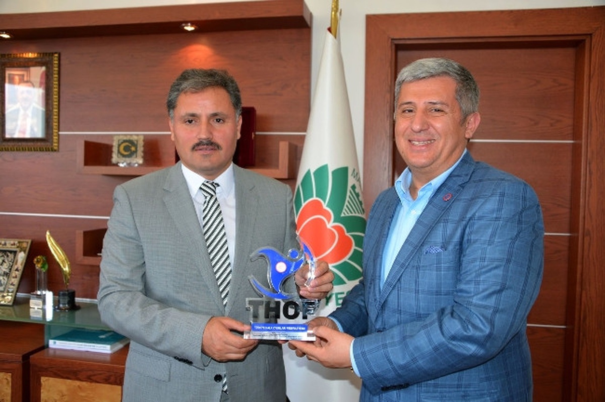Halk Oyunlarına Destekten Dolayı Plaket Verildi