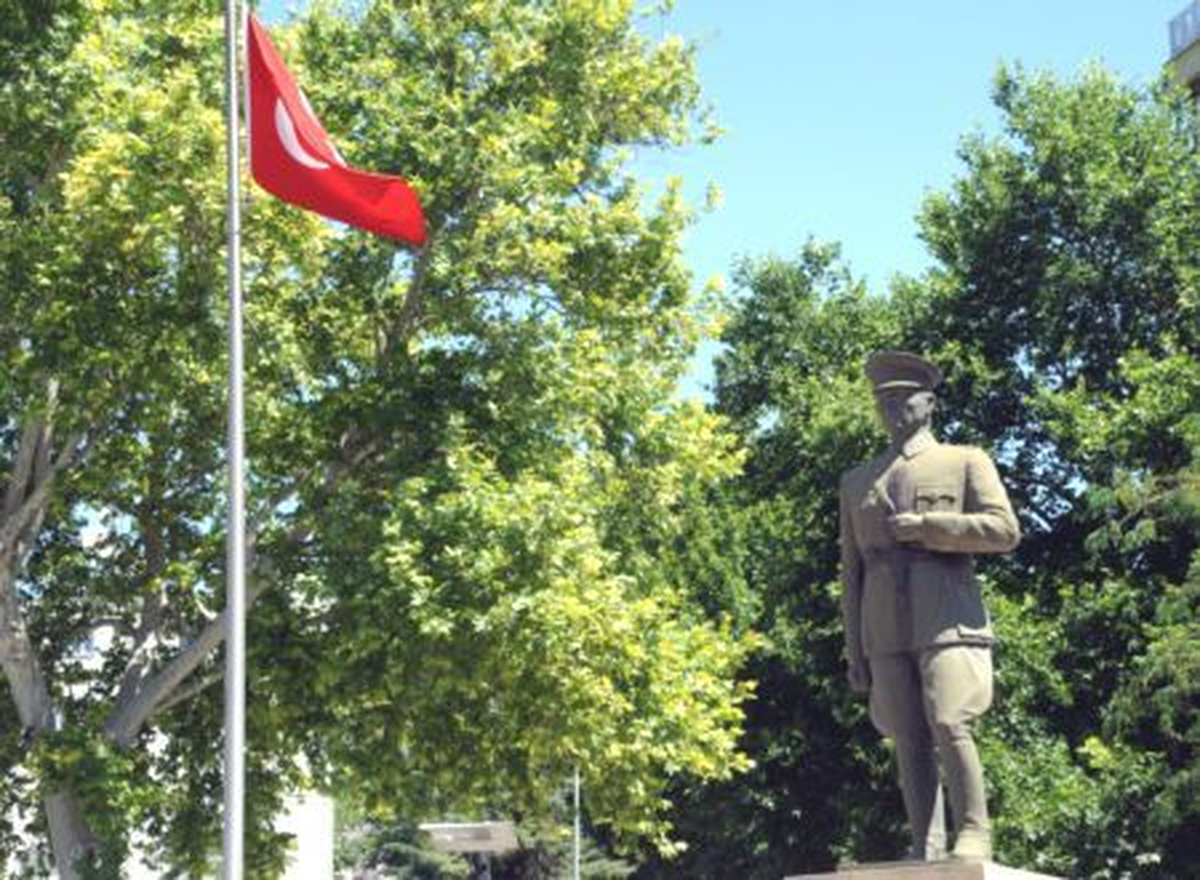 Kahramanmaraş'ta Atatürk Anıtını Boyadılar