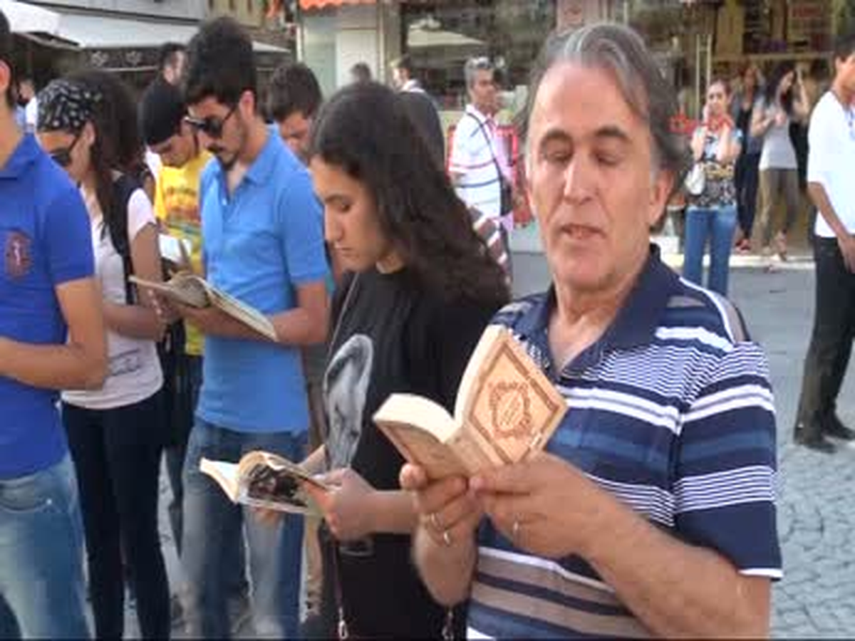 Konya\'da \'Duran Adam\' Eylemi