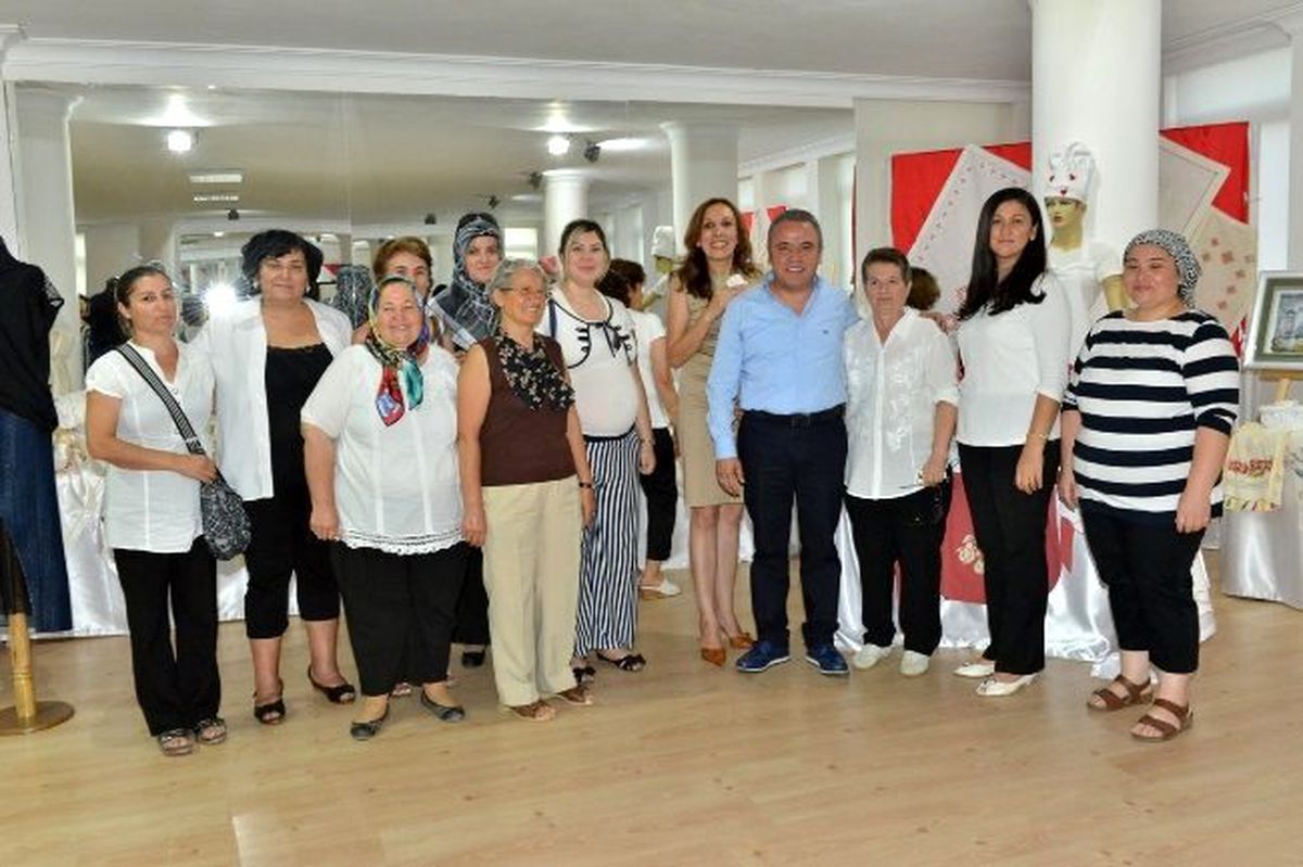 Konyaaltı Sanat Eğitim Merkezi'nin Yıl Sonu Sergisi Açıldı