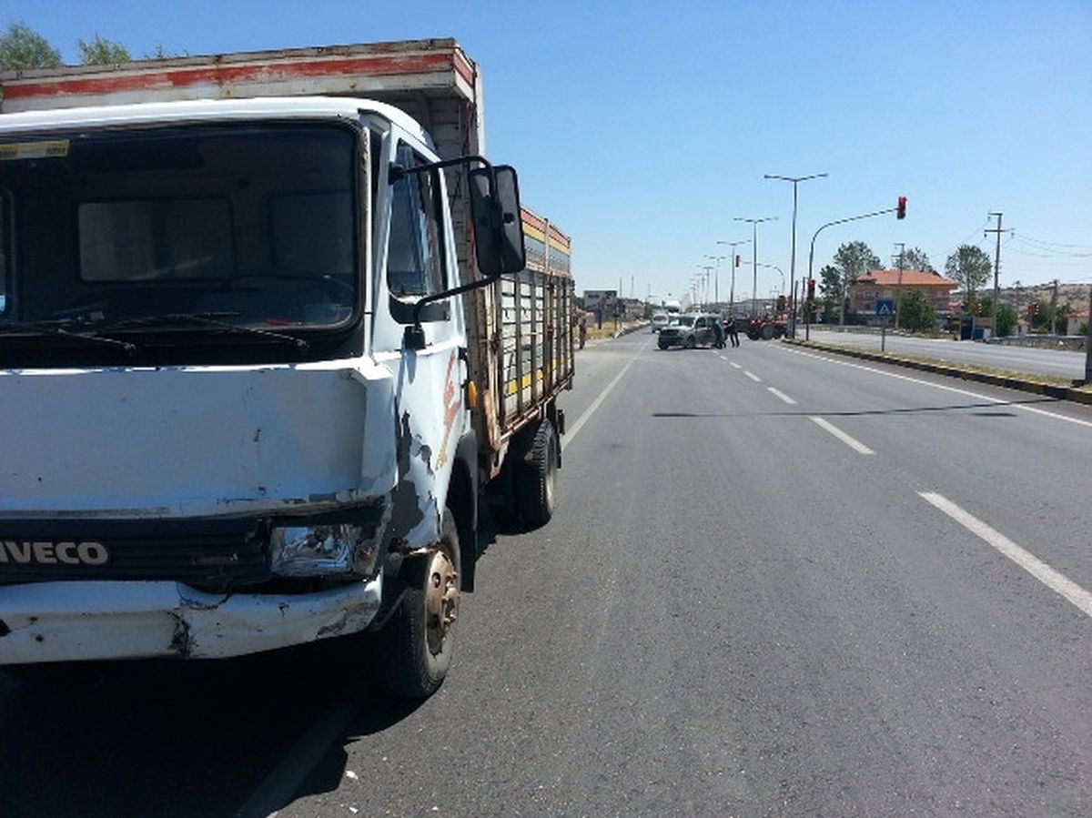 Kula\'da Trafik Kazası: 2 Yaralı