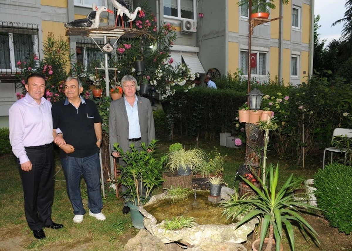 Kullanılmış Eşyalardan Bahçe Oluşturdu