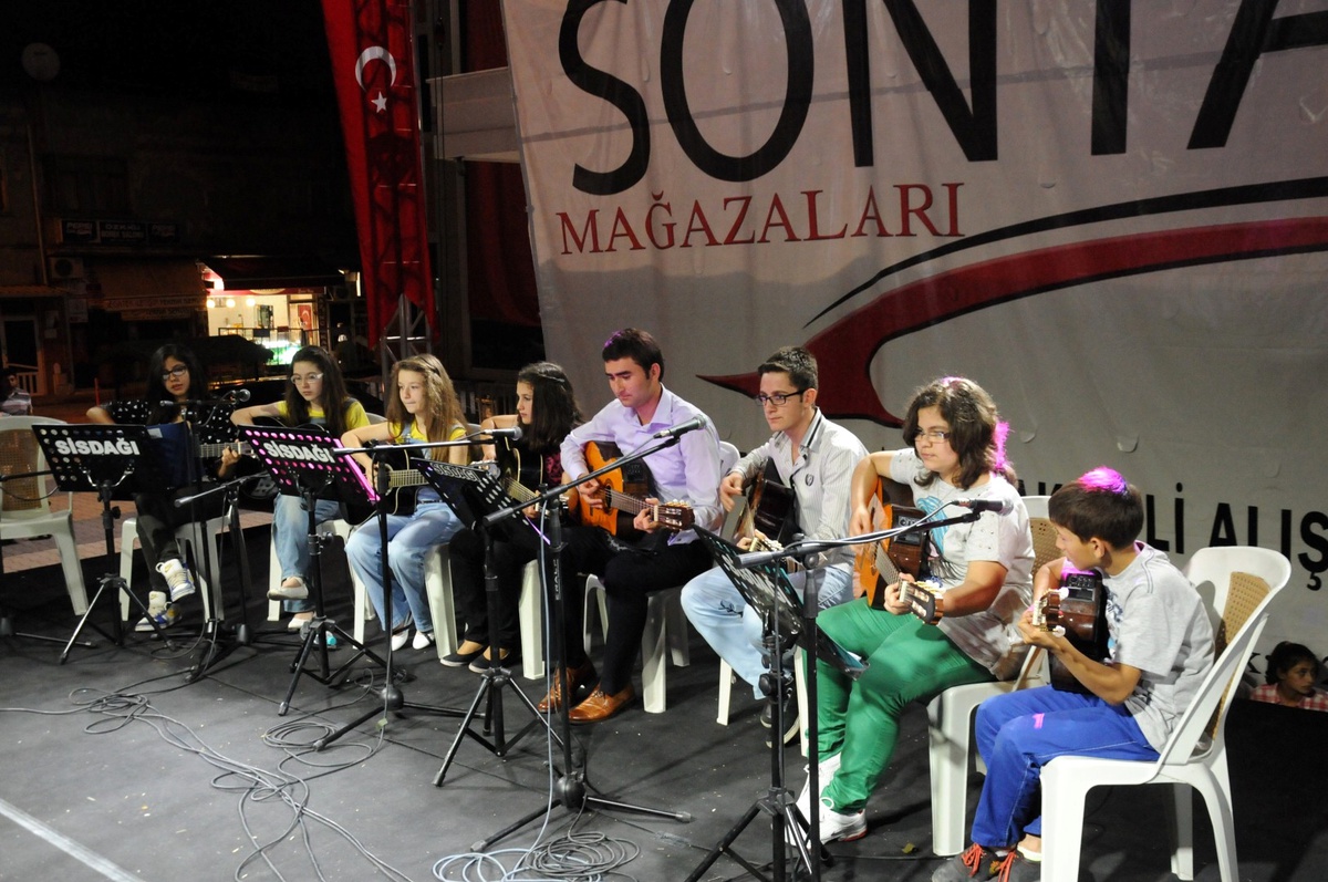 Kursiyerlerden Gitar ve Bağlama Resitali