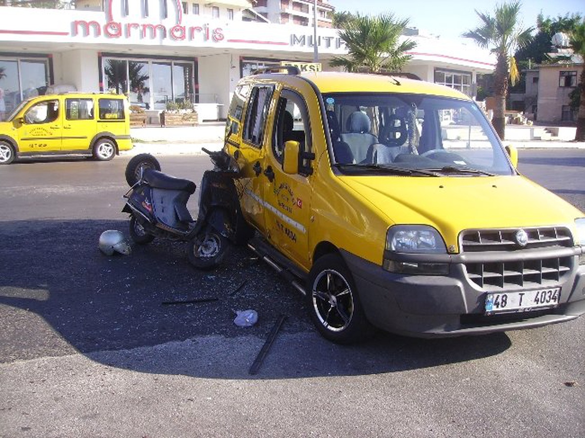 Marmaris'te Aynı Noktada İki Kaza; 3 Kişi Yaralandı