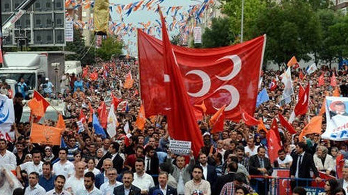 MHP ve AK Parti Arasında Bayrak Krizi