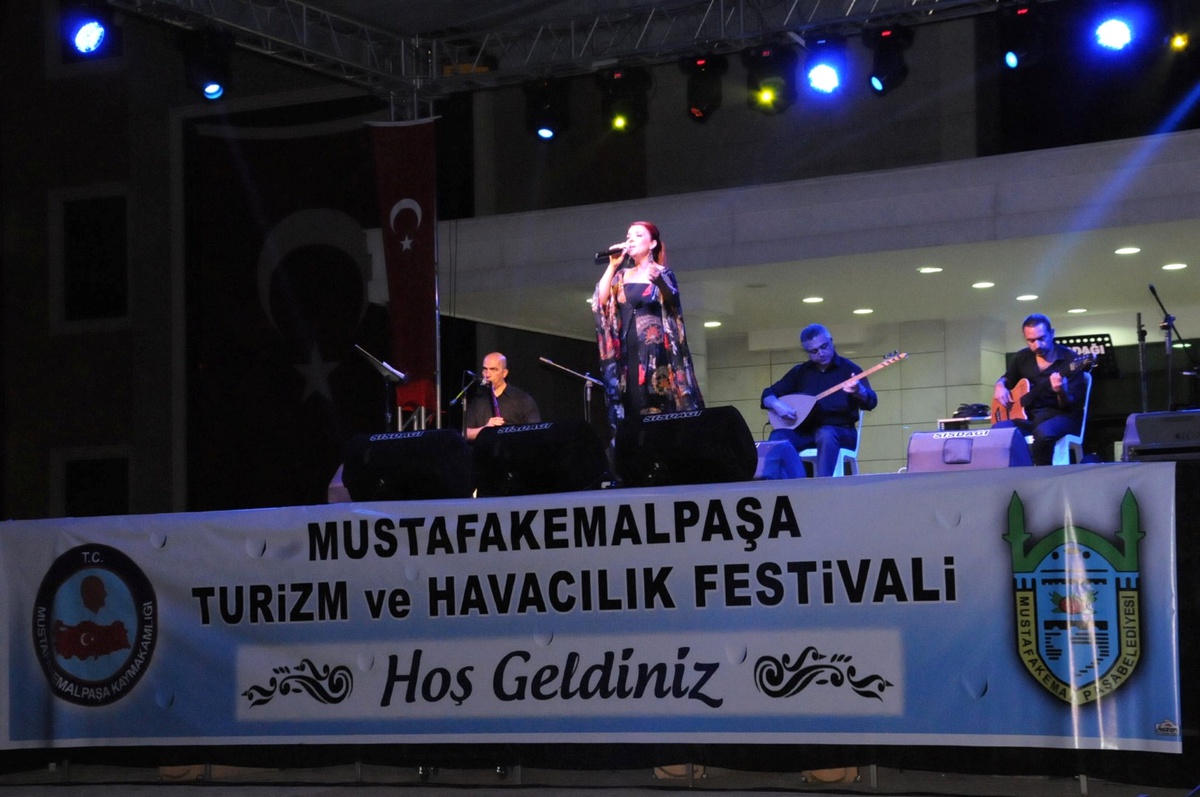 Mustafakemalpaşa'da Gökyüzü Renklendi