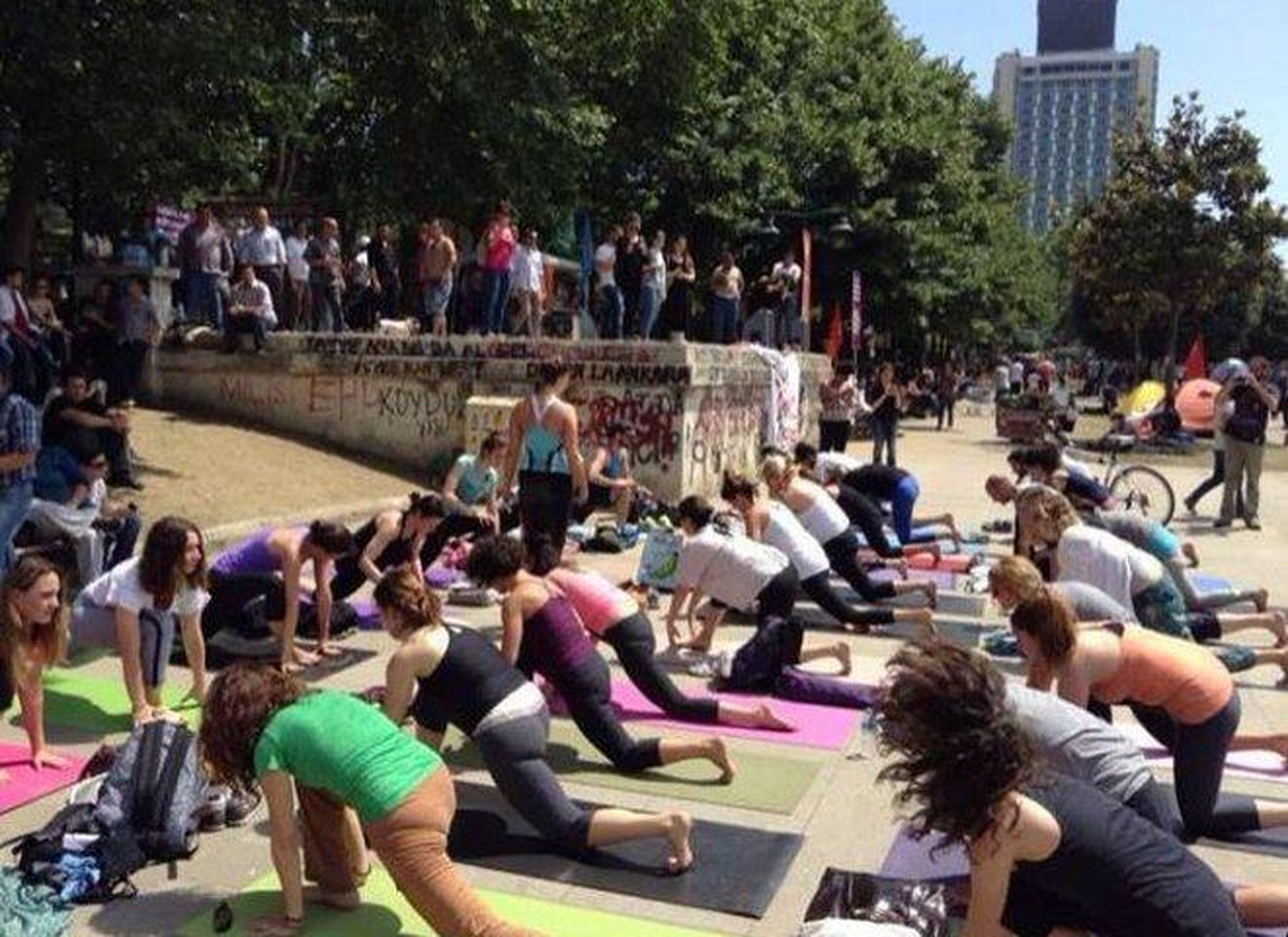 Öğrencilerden Gezi Parkı Olaylarına "Yoga" ile Tepki