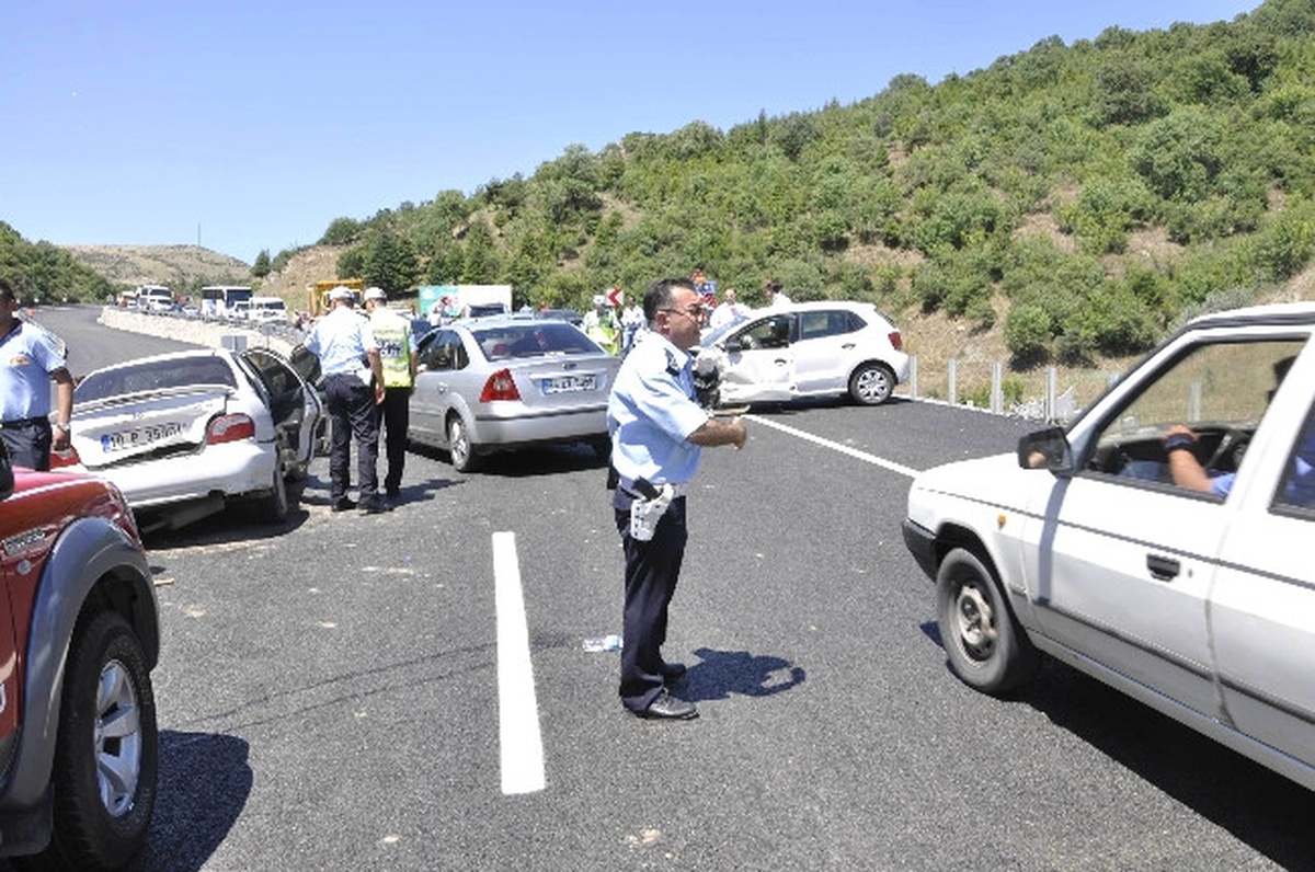 Otomobillerin Çarpıştığı Kazada Can Pazarı: 1 Ölü