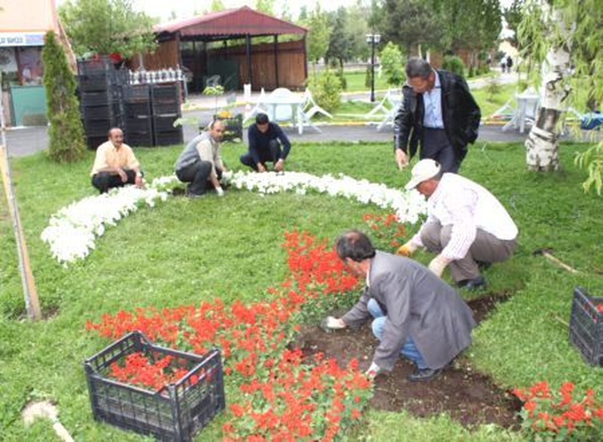 Palandöken\'de Çiçek Dikim Çalışmaları