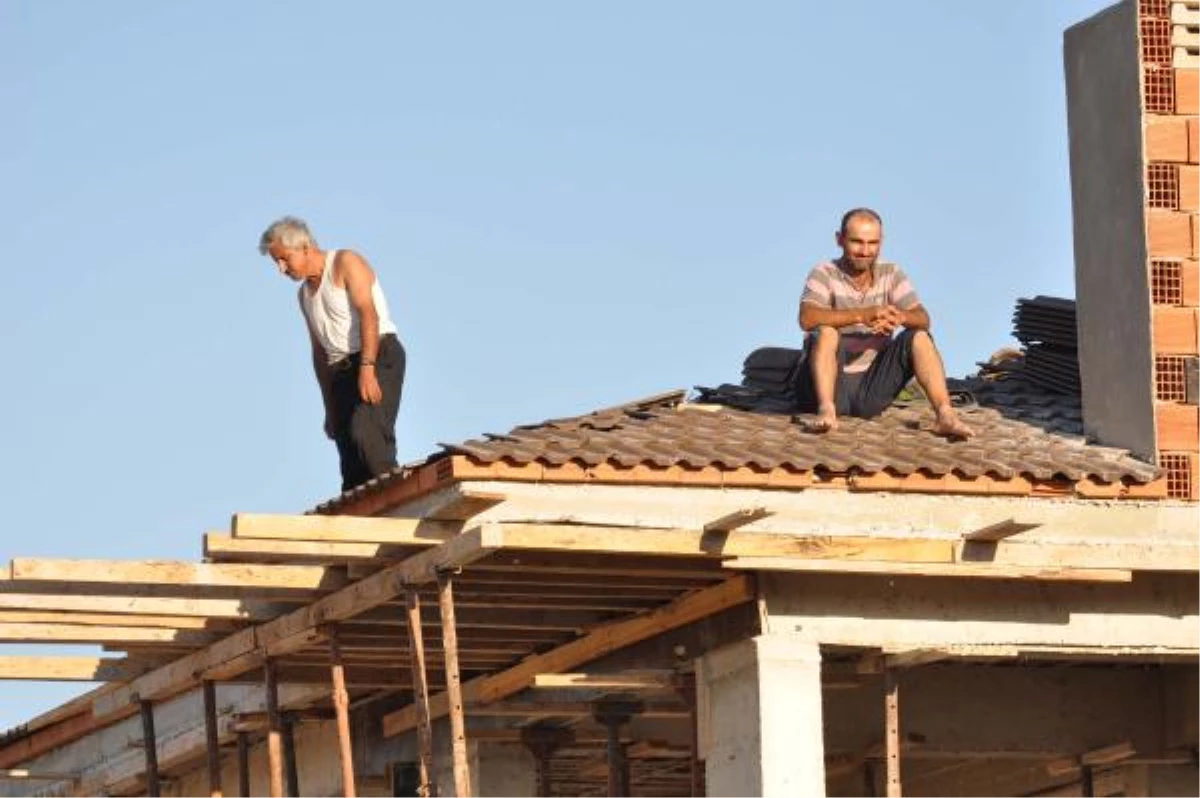 Paralarını Alamayan İşçiler Çatıda Eylem Yaptı