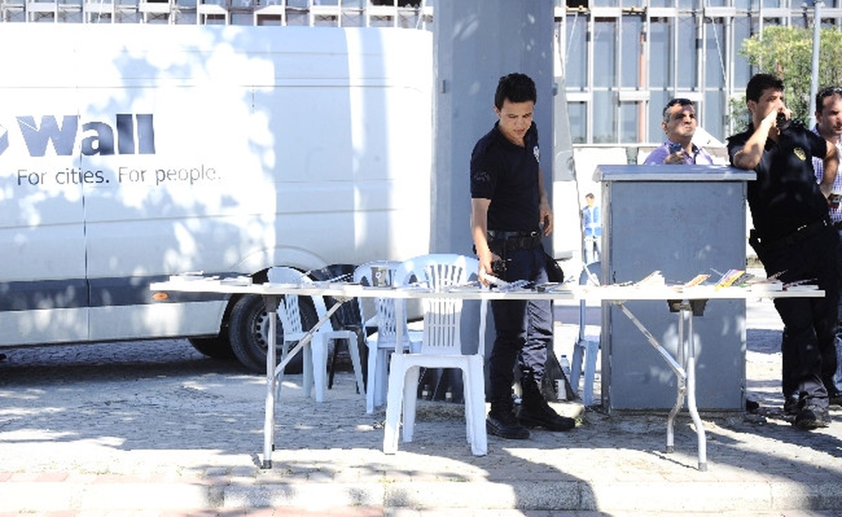 Polisler "Duran Adamlar"In Karşısında Kitap Okudu