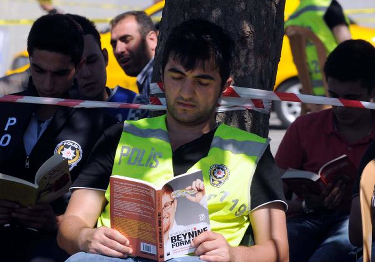 Polisler Eylemcilere Karşı Kitap Okudu