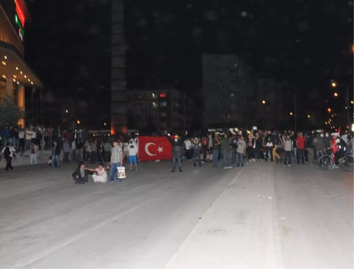 Polisten Göstericilere Biber Gazlı Müdahale