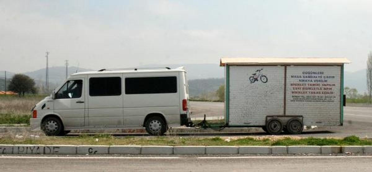 Seyyar Bisiklet Tamirhanesiyle Köyleri Dolaşıyor