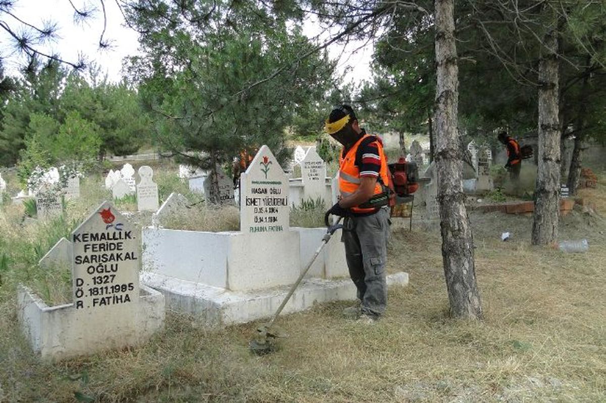 Sungurlu'da Mezarlıklar Bakıma Alındı