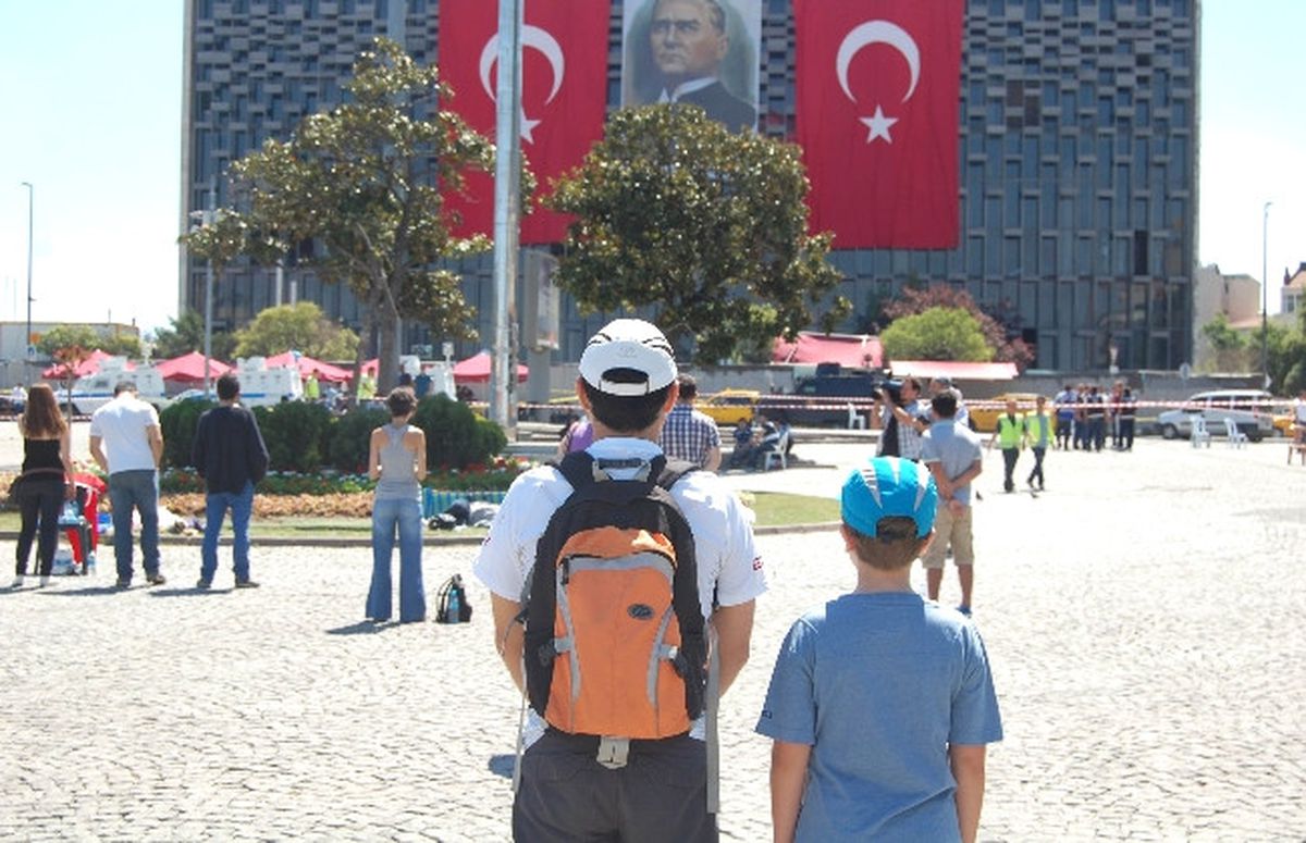 Taksim\'de "Duran Adam" Eylemi Devam Ediyor