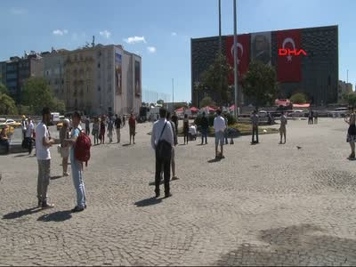 Taksim\'de \'Duran Adam" Eylemi Devam Ediyor