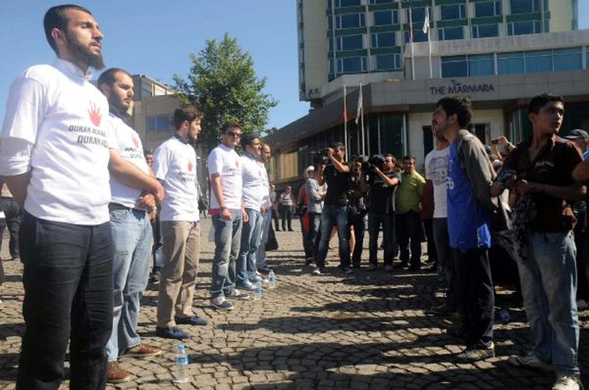 Taksim\'de Duran Adamlar\'a Karşı Duran Adamlar
