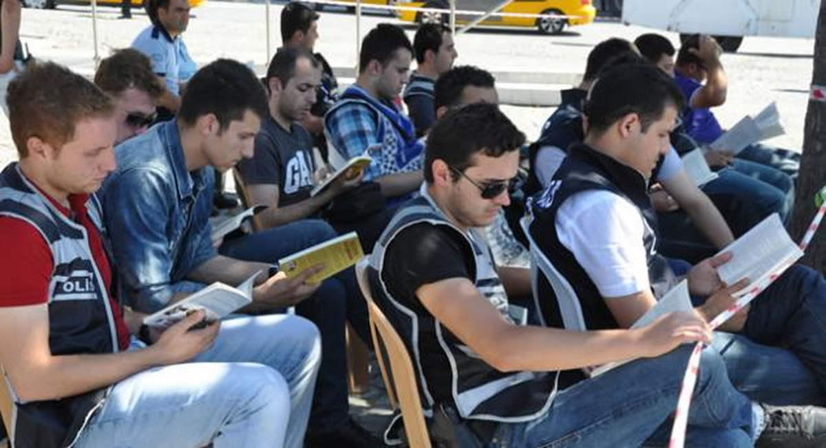 Taksim\'de Polisler Kitap Okuyor