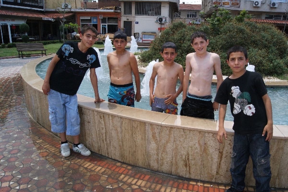 Tatile Gidemeyen Çocuklar Süs Havuzlarına Akın Ediyor