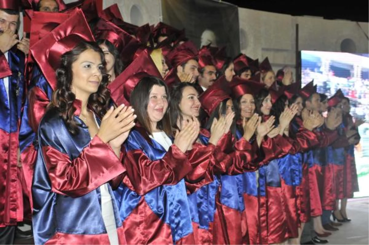 Tıp Fakültesi Mezuniyet Töreninde \'Diren Türkiye\' Pankartı Açtı