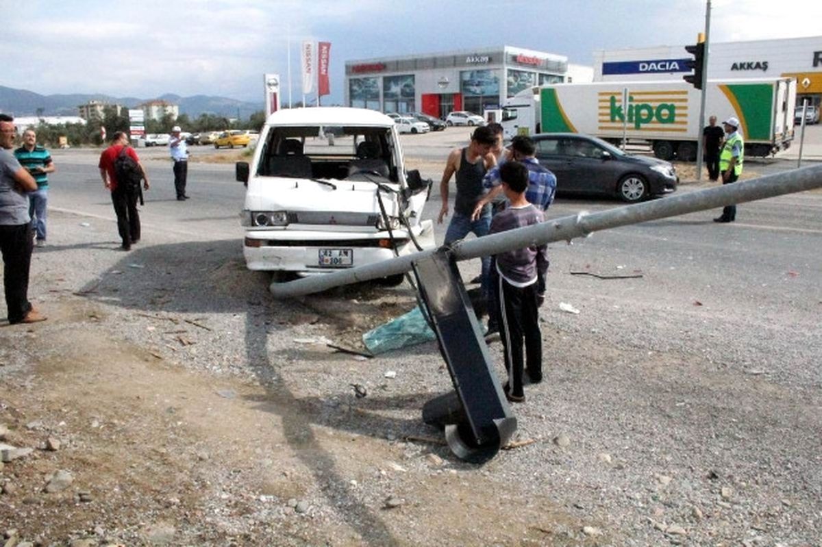 Trafik Kazasında Trafik Işıkları Devrildi